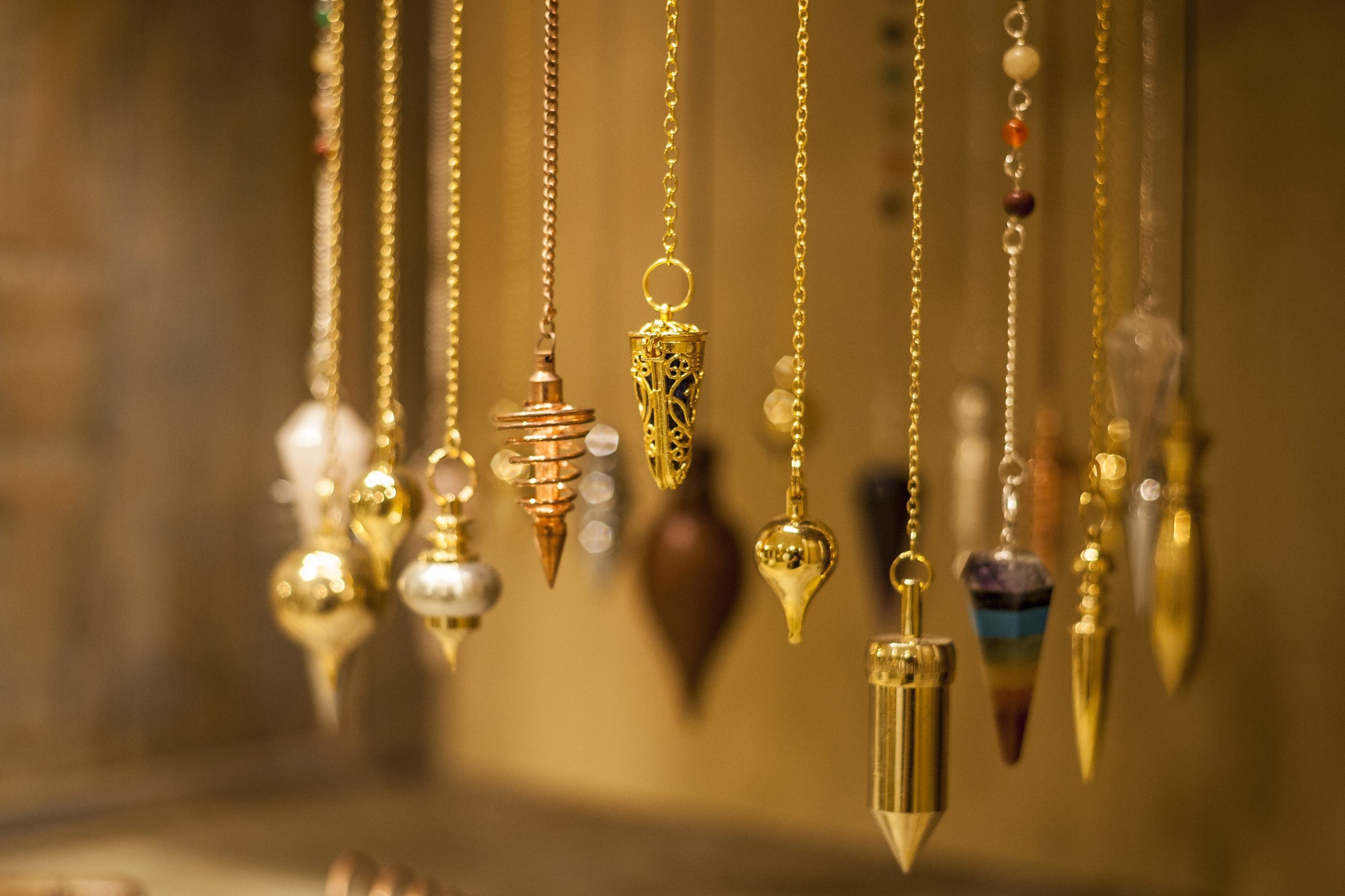 Collection de pendules divinatoires pour une séance de radiesthésie précise.